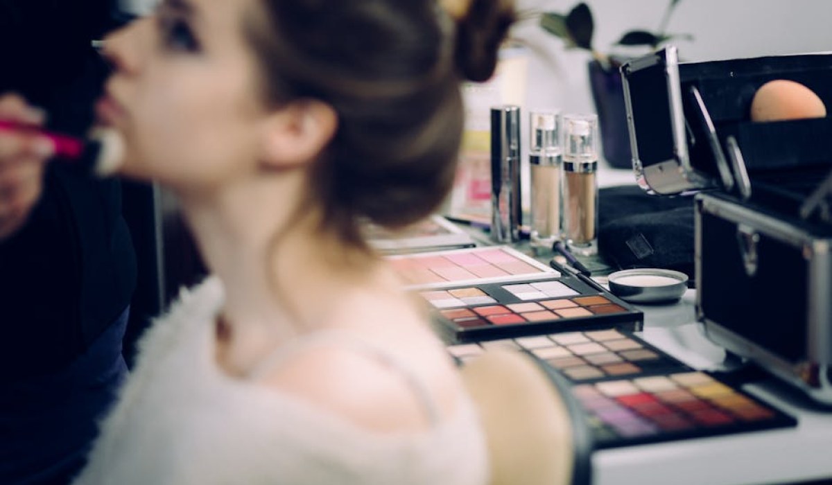 MAC Cosmetics wprowadza prowizje od sprzedaży na TikTok dla pracowników w Wielkiej Brytanii