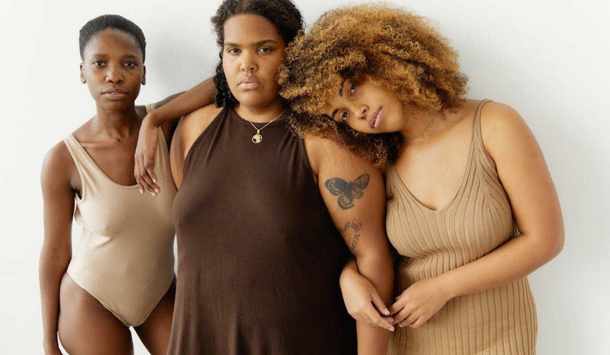 Revlon powraca z kultową kampanią „Be Unforgettable” dla nowego pokolenia