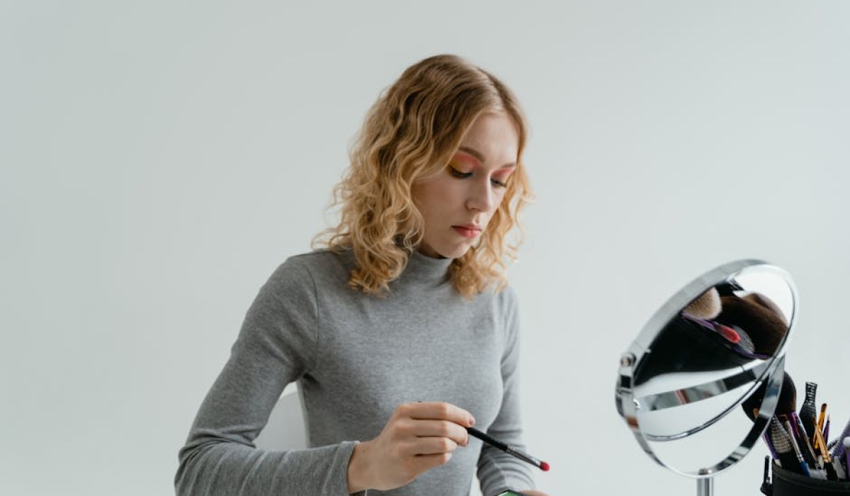 Jak odtworzyć fryzurę Carolyn Bessette-Kennedy? Poradnik stylizacji inspirowany serialem